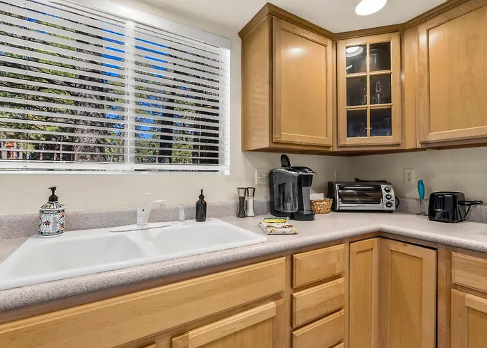 Charming 3bd Continental Country Club Retreat In